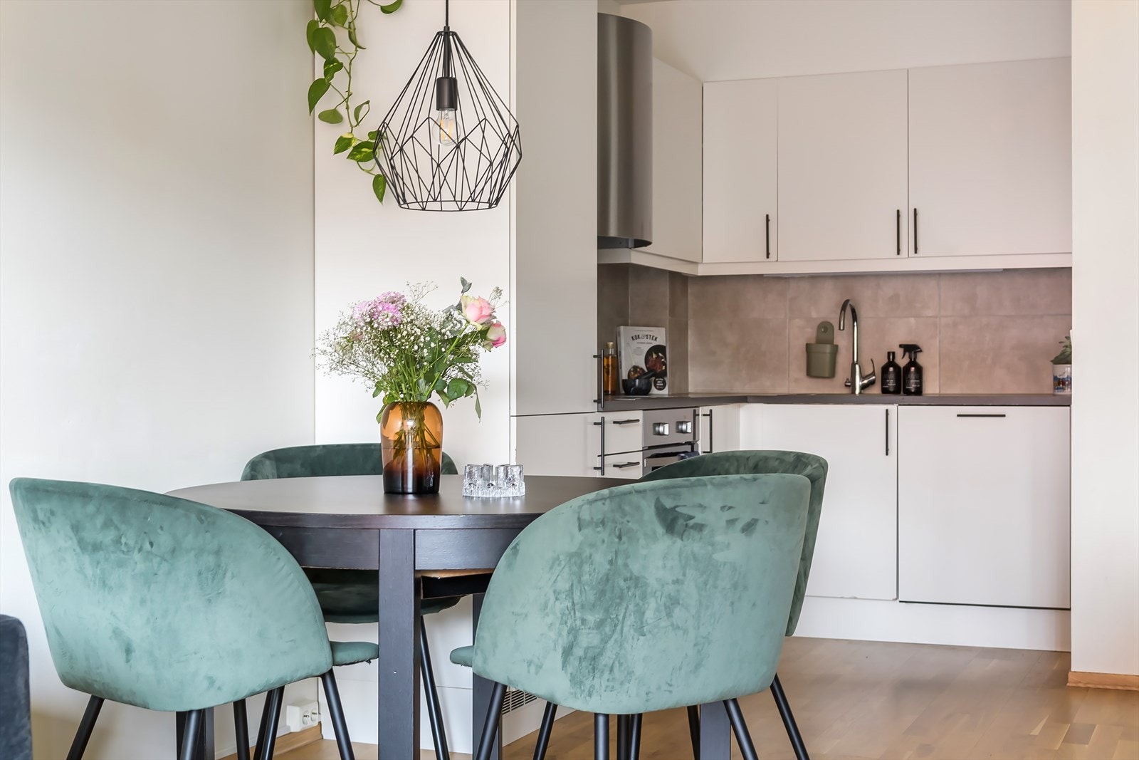 Kjøkkenet har tidløst design og er utstyrt med integrerte hvitevarer bestående av oppvaskmaskin, komfyr, nedfelt platetopp, og kombiskap. Galleribilde