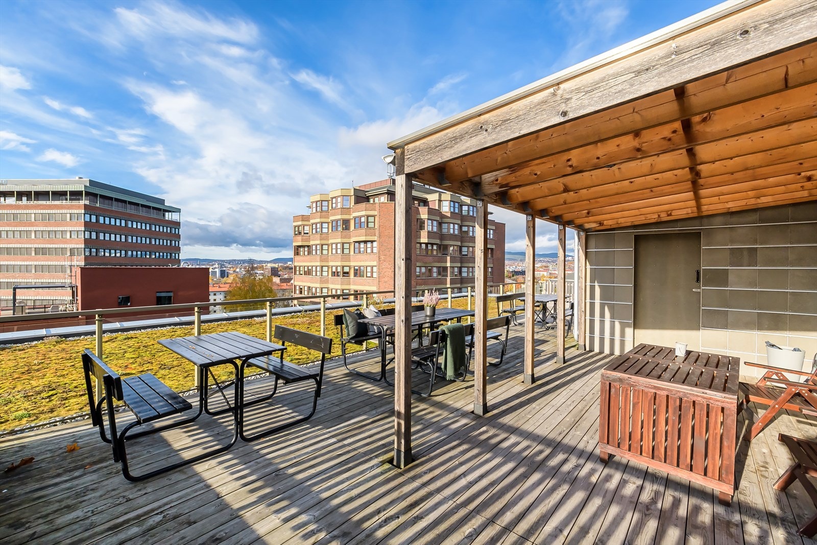 Takterrassen er utstyrt med flere sittegrupper, og det er pergola på deler av terrassen. Galleribilde