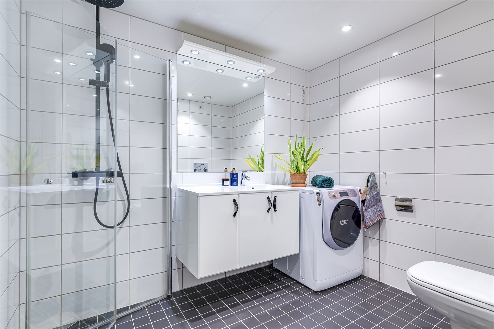 Stort, moderne bad med fliser på gulv og vegger. Galleribilde