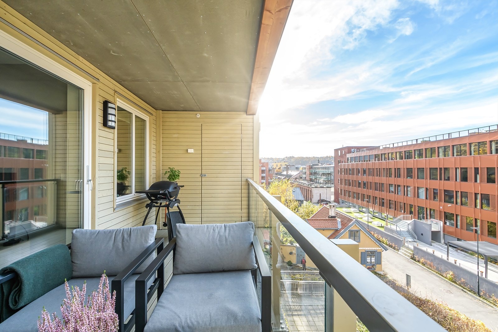 På varme sommerdager blir det naturlig å skyve glassdøren til side, slik at balkongen blir en forlengelse av rommet. Galleribilde