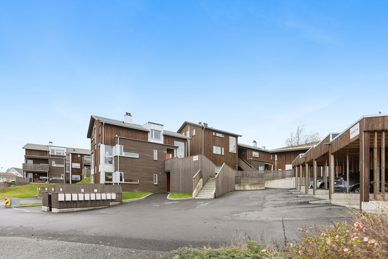 Leiligheten ligger i et etablert og barnevennlig boligområde ved Vallefjellet sentralt på Rolvsøy. Galleribilde