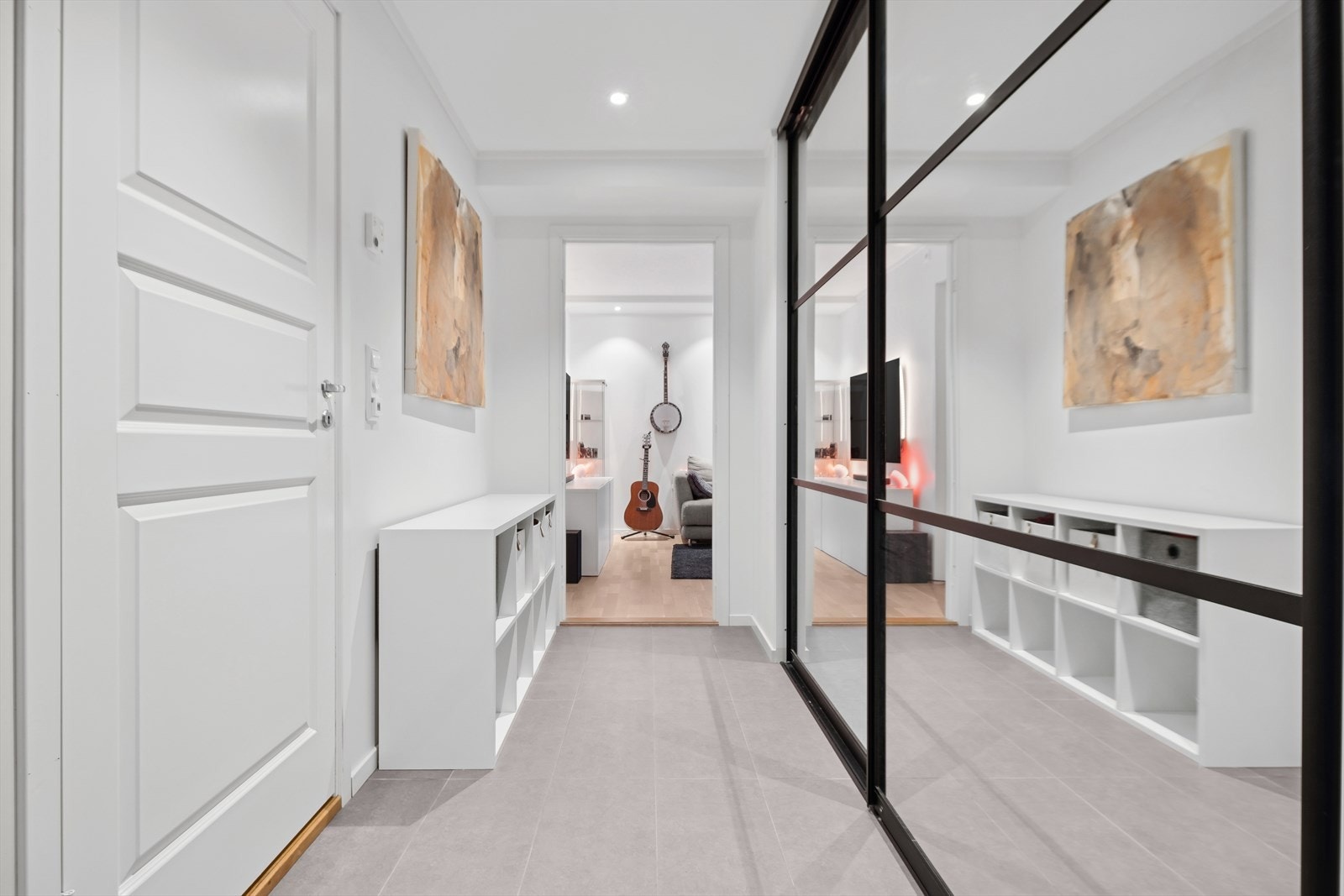 Det er god plass til å oppbevare både ytterklær og sko i et stort garderobeskap. Galleribilde