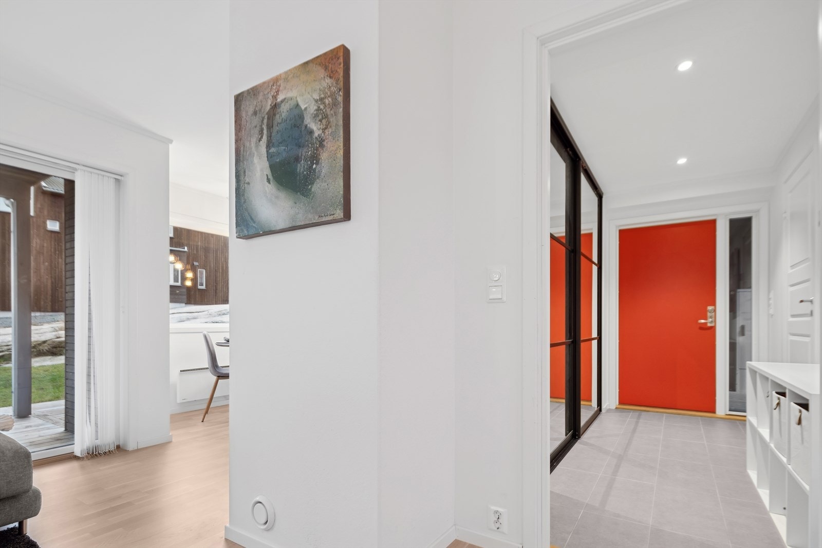 Her ønskes du velkommen inn i en flilagt entré med gulvvarme. Galleribilde