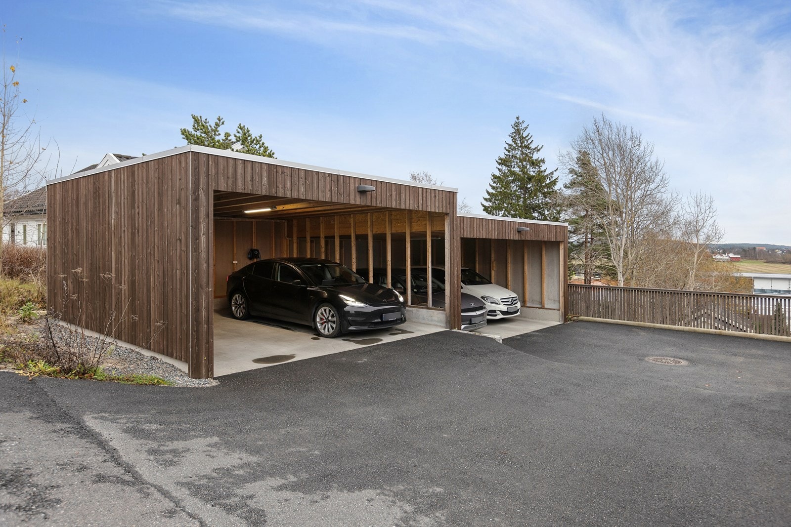 Parkeringsplass i felles carportanlegg medfølger. Galleribilde