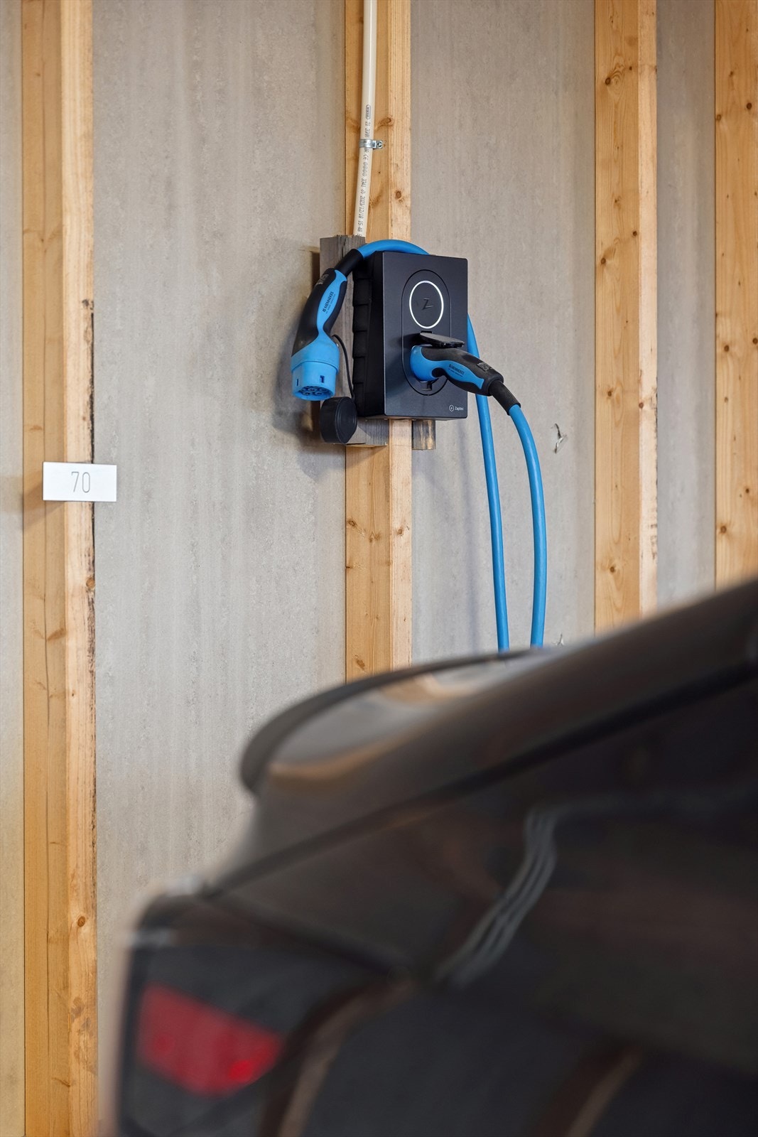 Ladeboks for elbil er montert på plassen. Galleribilde