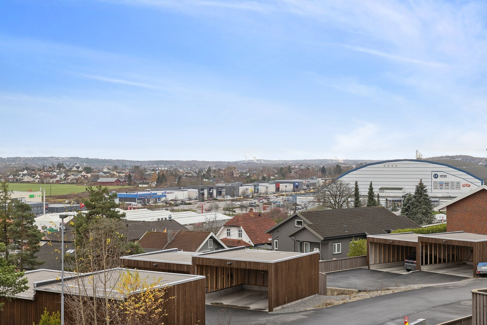 Fra eiendommen er det kort avstand til barnehager, skoler, dagligvareforretninger, idrettsanlegg m.m. Galleribilde