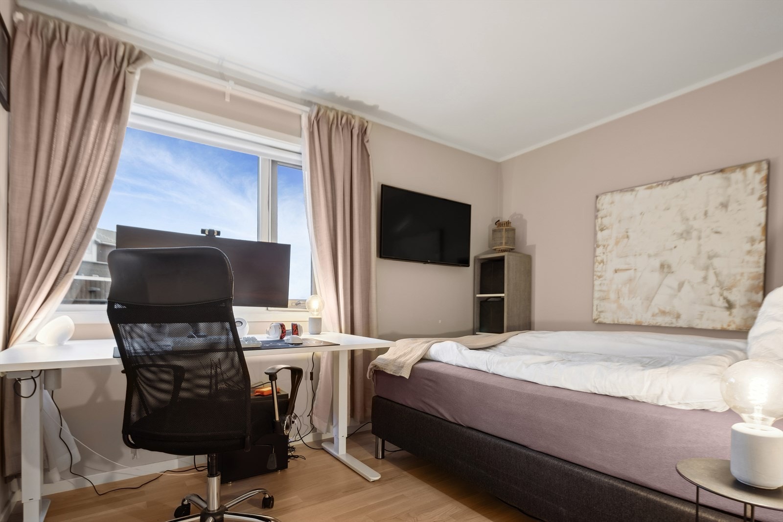 Soverommet har plass til dobbeltseng og tilhørende møblement. Galleribilde