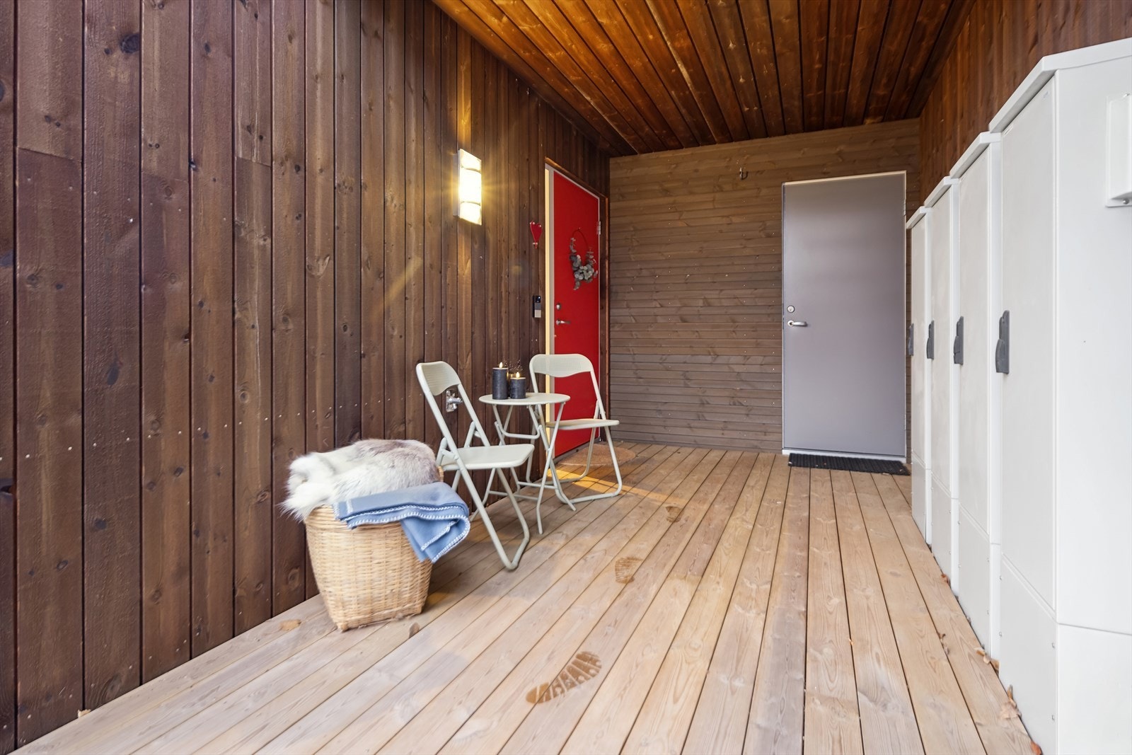 Overbygd inngangsparti med sportbod innerst. Galleribilde