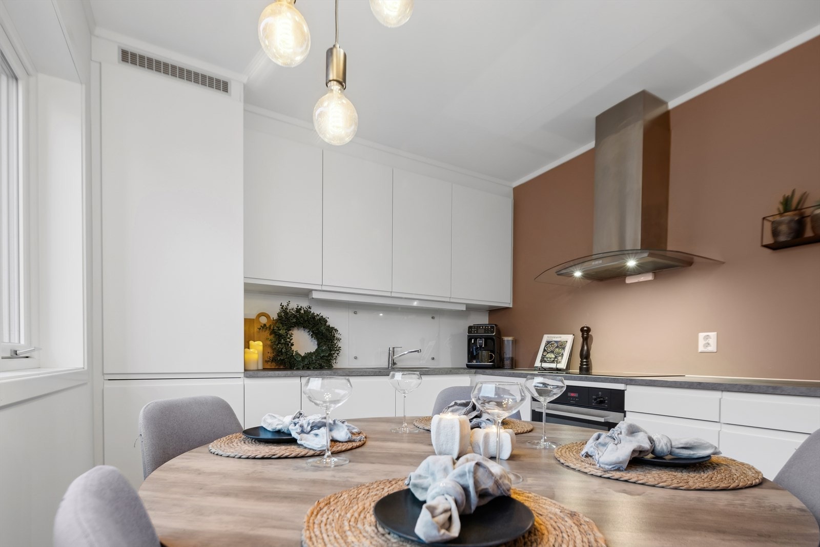 Pen AUBO kjøkkeninnredning med glatte fronter og laminert benkeplate med nedfelt kum i rustfritt stål. Galleribilde