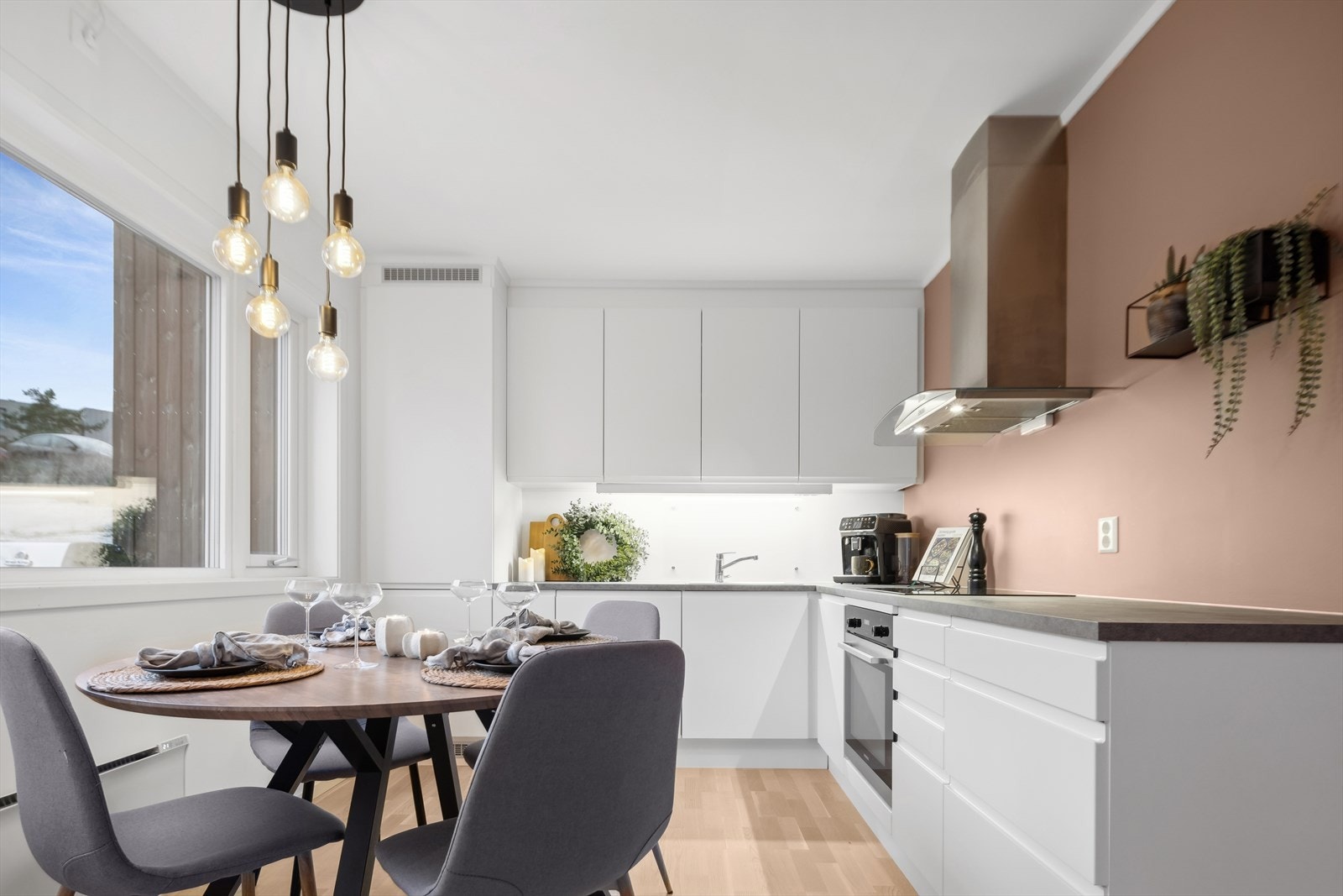 Kjøkkenet er innredet i en praktisk form og har godt med skap- og benkeplass. Galleribilde