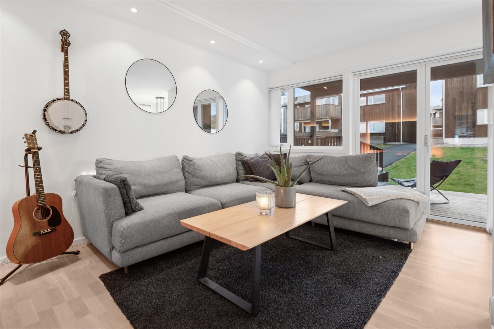 Stuen har flere vindusflater som slipper inn mye naturlig lys og skaper en god atmosfære i rommet. Galleribilde