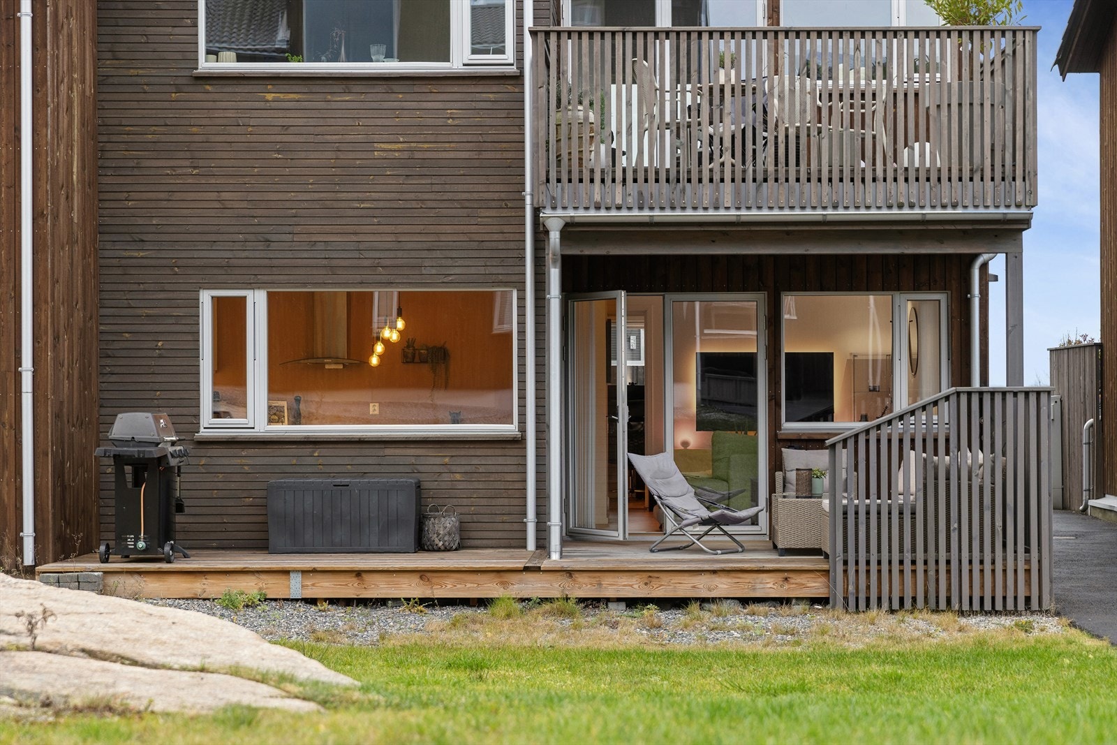 Leiligheten har stor terrasse med levegg. Her er det gode solforhold. Galleribilde
