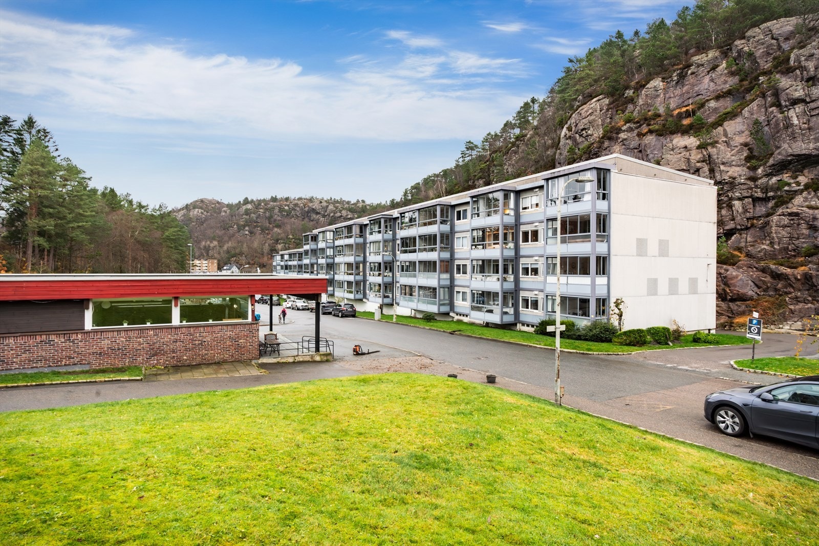 - Borettslaget har et pent opparbeidet uteareal med lekeplass, bordtennisbord, trampoline mm. - Galleribilde
