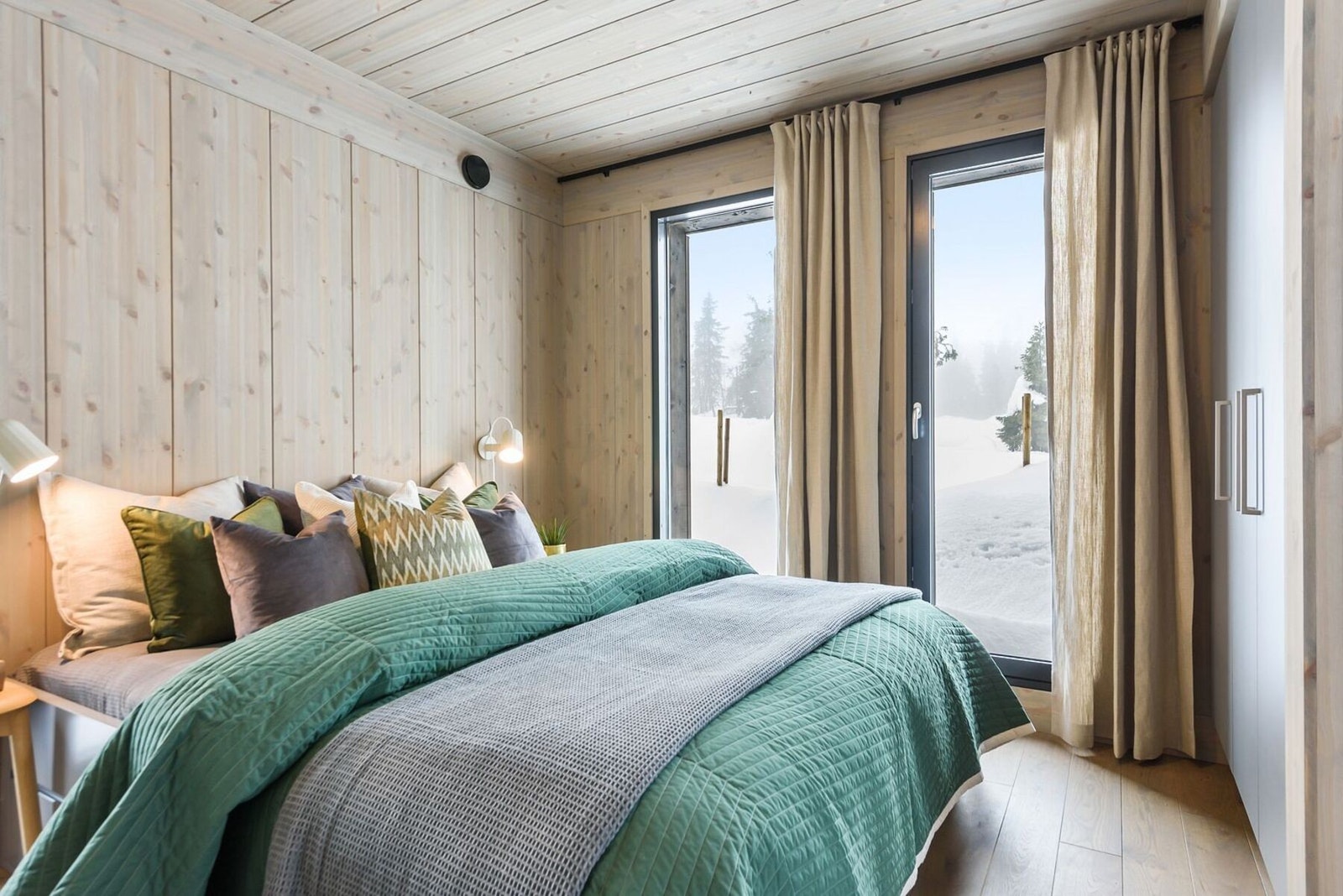 Store vinduer slipper mye lys inn i hytta. Foto fra oppsatt hytte i Kjoslia. Galleribilde