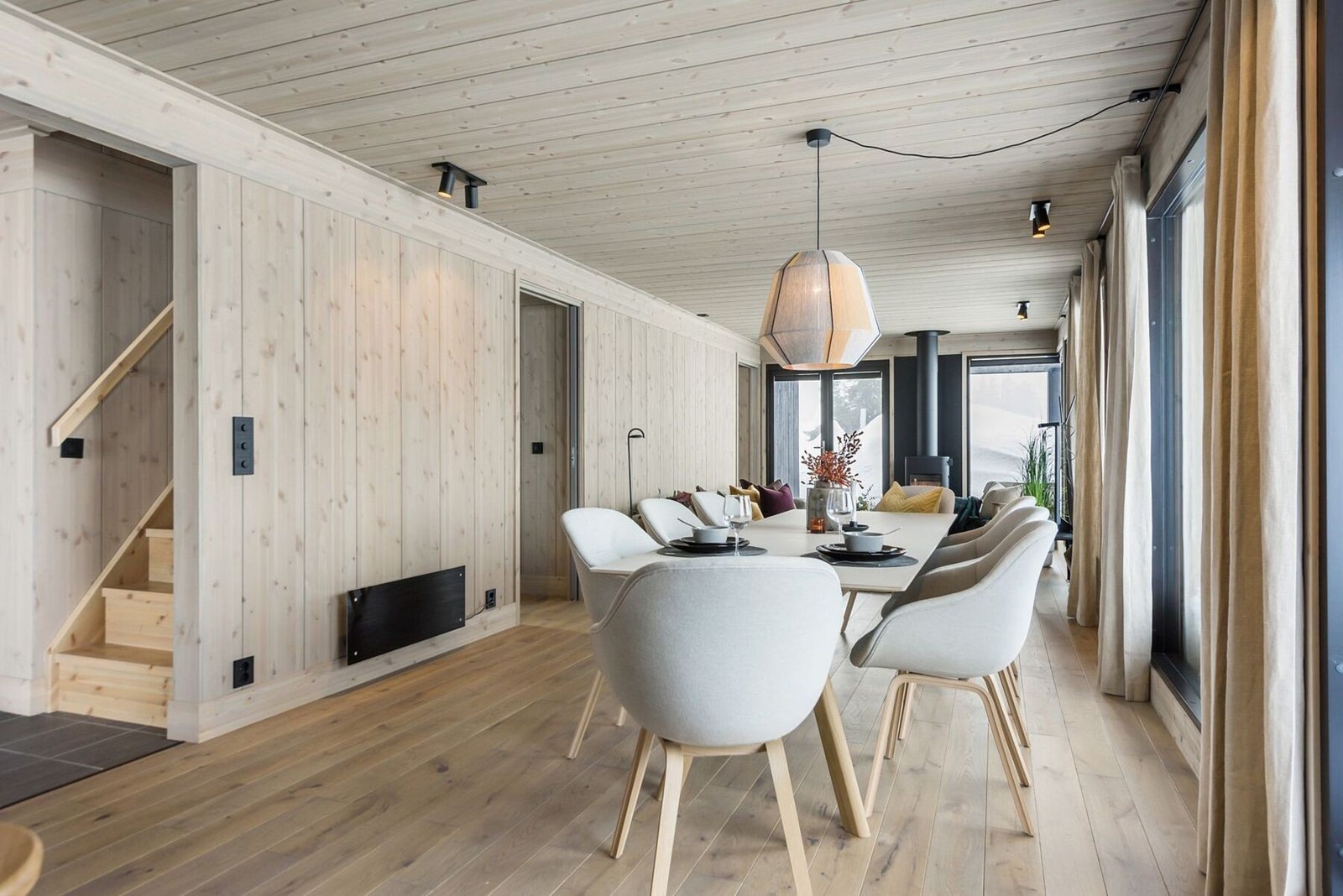 Heltre VY-panel på vegger og himling. Foto fra oppsatt hytte i Kjoslia. Galleribilde