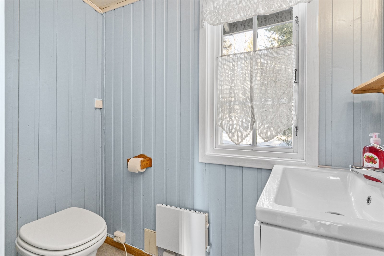 Badet har mulltoalett, og en servant. Det er videre et ''teknisk rom'' inn til venstre, med både varmtvannsbereder, trykktank mv - slik at man får internvann rundt i hytta, både til bad og til kjøkkenet. Galleribilde