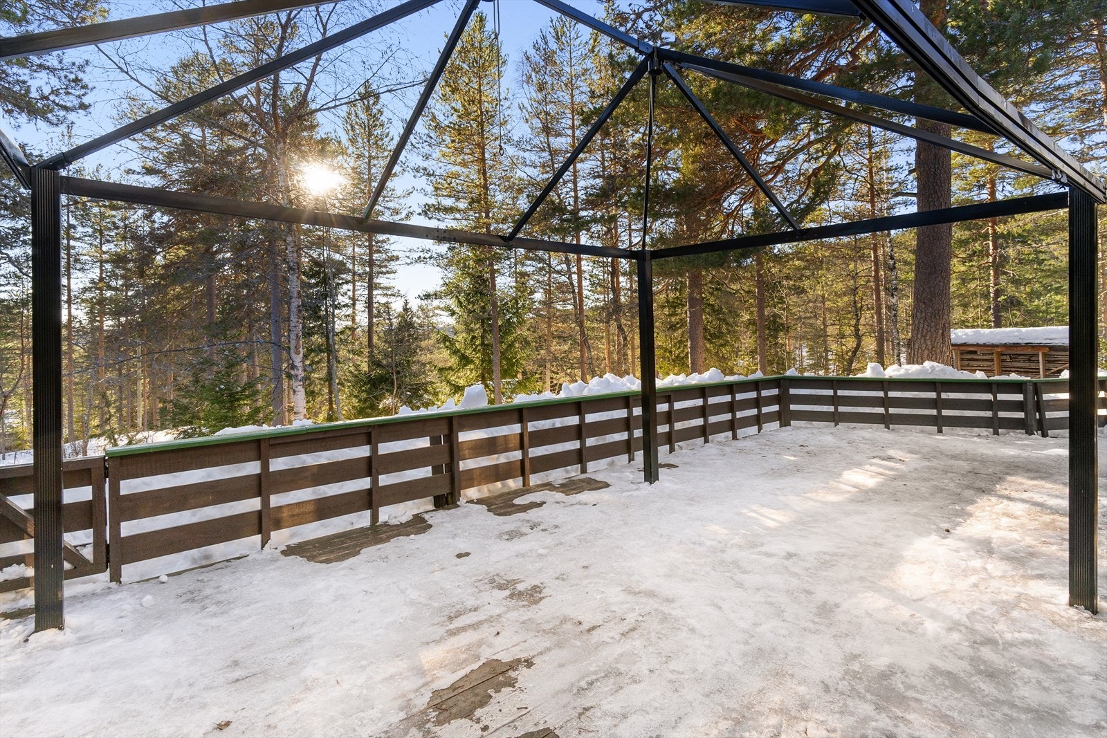 Utvendig følger også en pergola med, av nyere dato, med mulighet for oppmontering av tak og vegger på sommerstid. Alt følger med slik eiendommen fremstår på visningen. Galleribilde