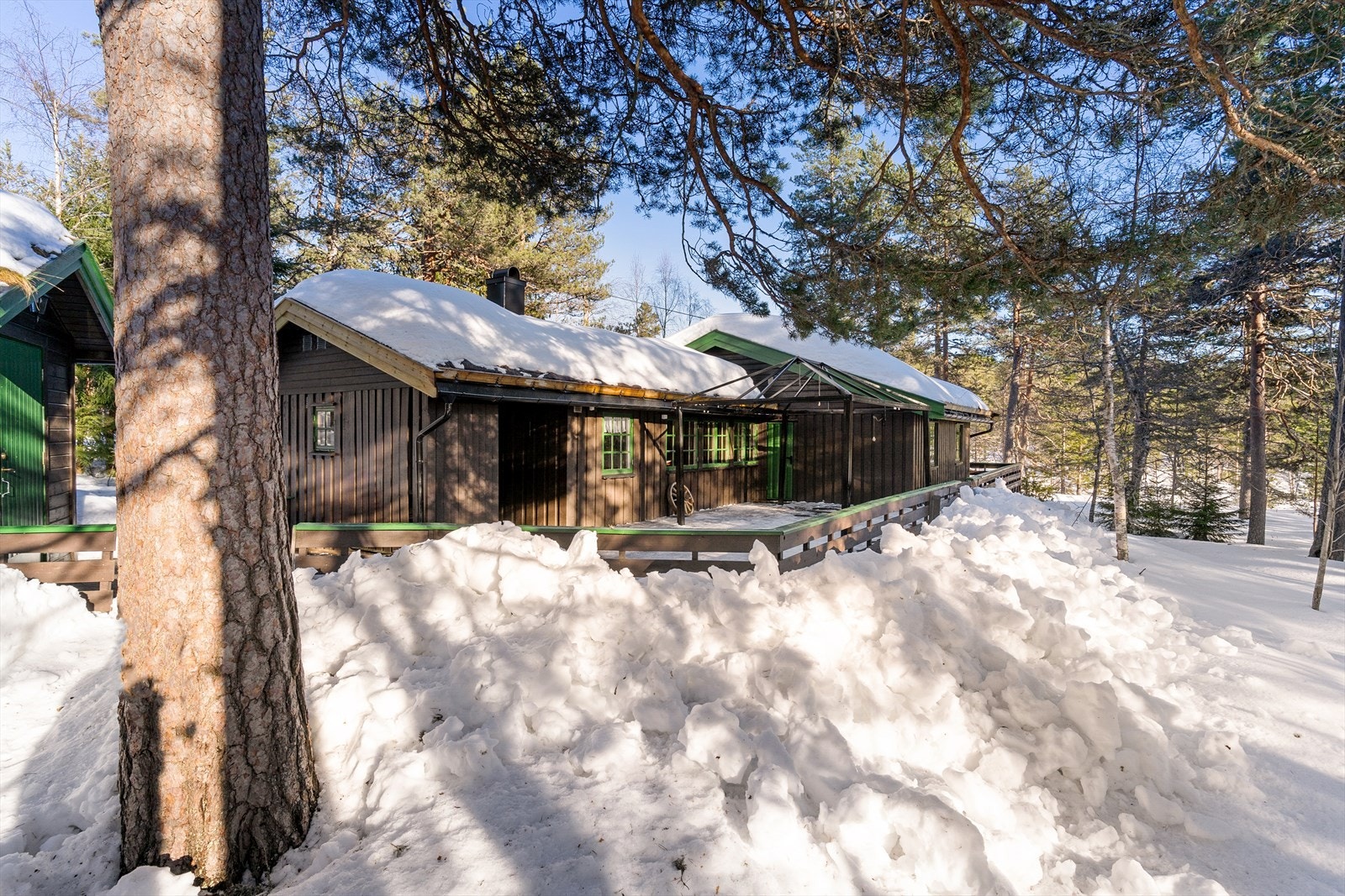 Velkommen til den koselige plassen i Høymyrvassvegen 257, beliggende i et etablert hyttefelt med spredt fritidsbebyggelse, omtrent midt mellom Notodden og Kongsberg Galleribilde