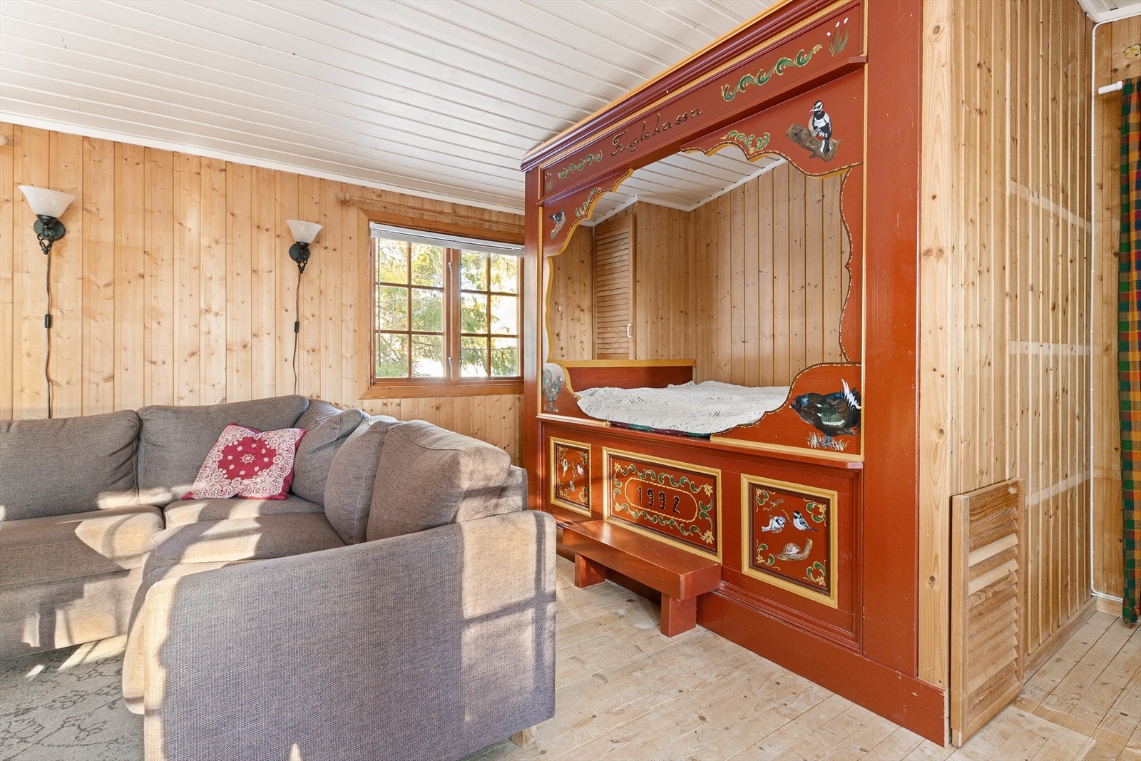 Under ''Fuglekassa'' har man også et lite lagerrom, hvor de minste ungene kan leke og gjemme seg. Inngang via luke til høyre. Galleribilde