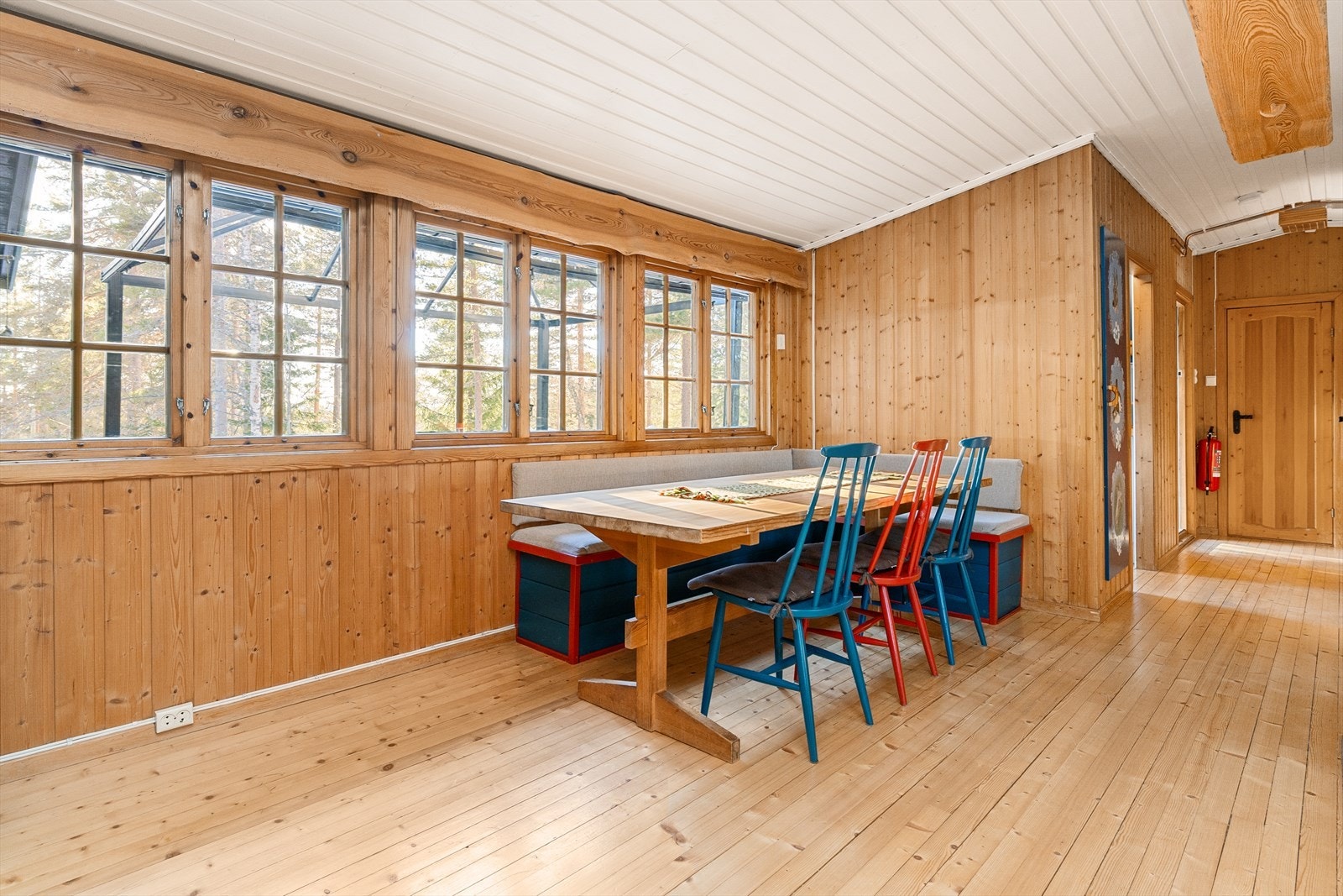 Mulighet for å kunne slå ut til langbord, om man er mange på hytta samtidig. Godt med naturlig lysinnslipp, og med gjennomgående planløsning i oppholdsrommet. Galleribilde
