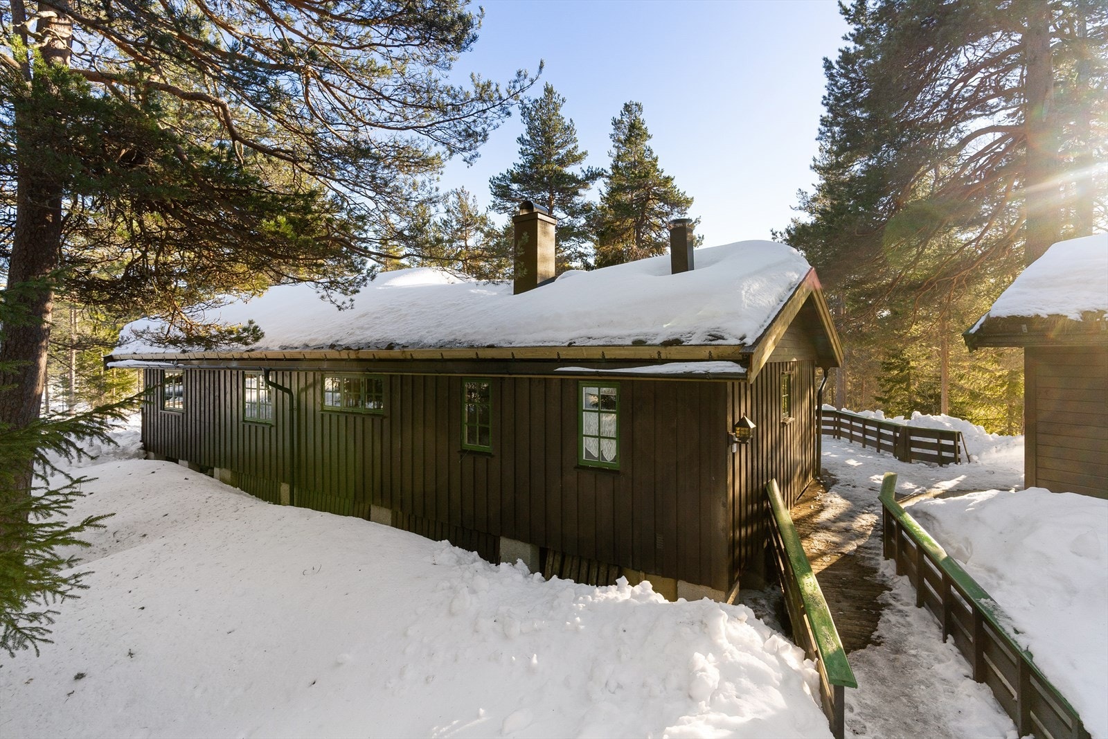 Det går en stor terrasse på ca 86 kvm rundt hytta. Galleribilde