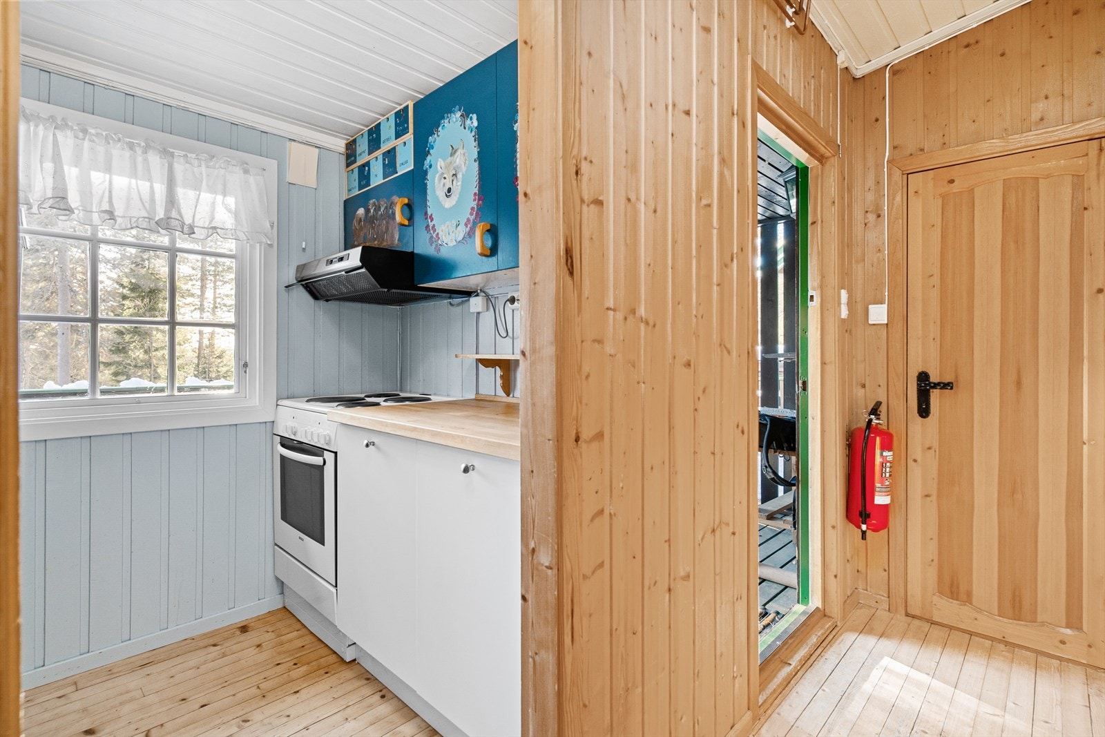 Velkommen inn! Gang med videre adkomst til bad, bod, stue og kjøkken. Galleribilde
