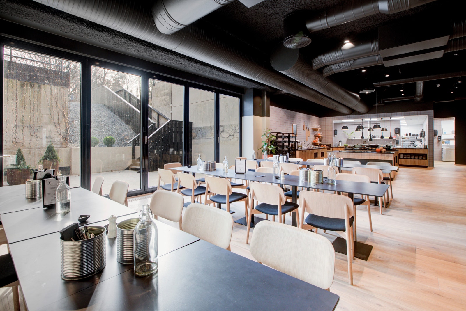 Sitt inne eller ute i hagen om sommeren. Galleribilde