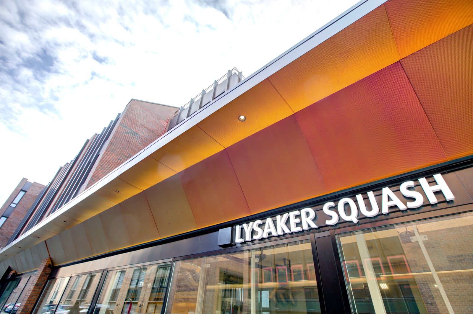 Innbydende nye inngangspartier, fortau og fasadeelementer. Galleribilde