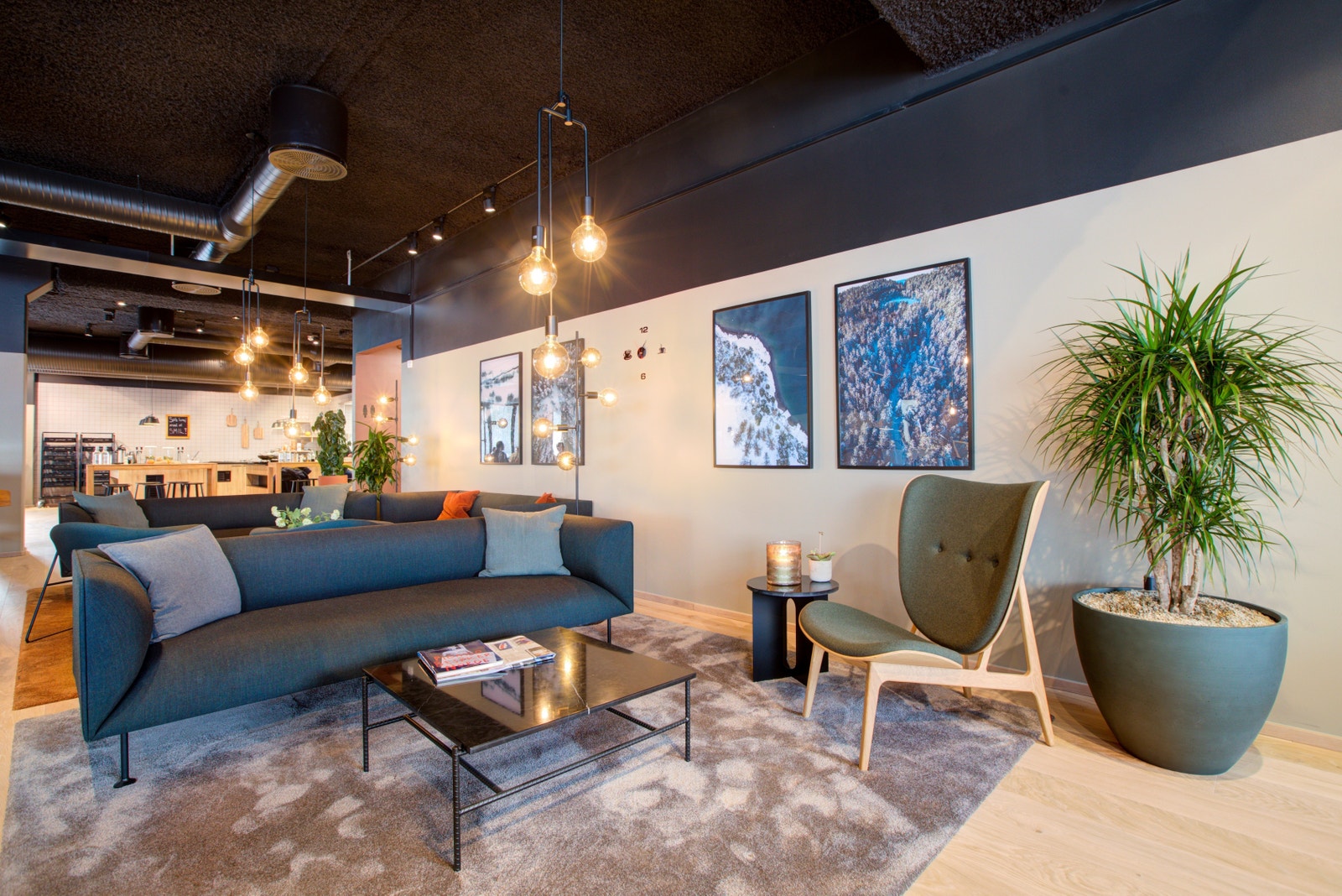 Kantine med mange hyggelige sosiale soner. Galleribilde