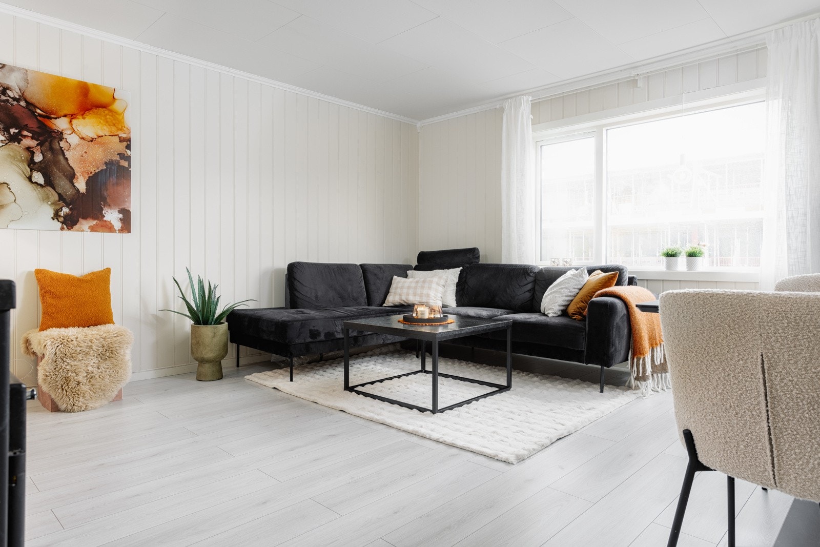 Lys og romslig stue med nytt laminatgulv fra 2020 Galleribilde