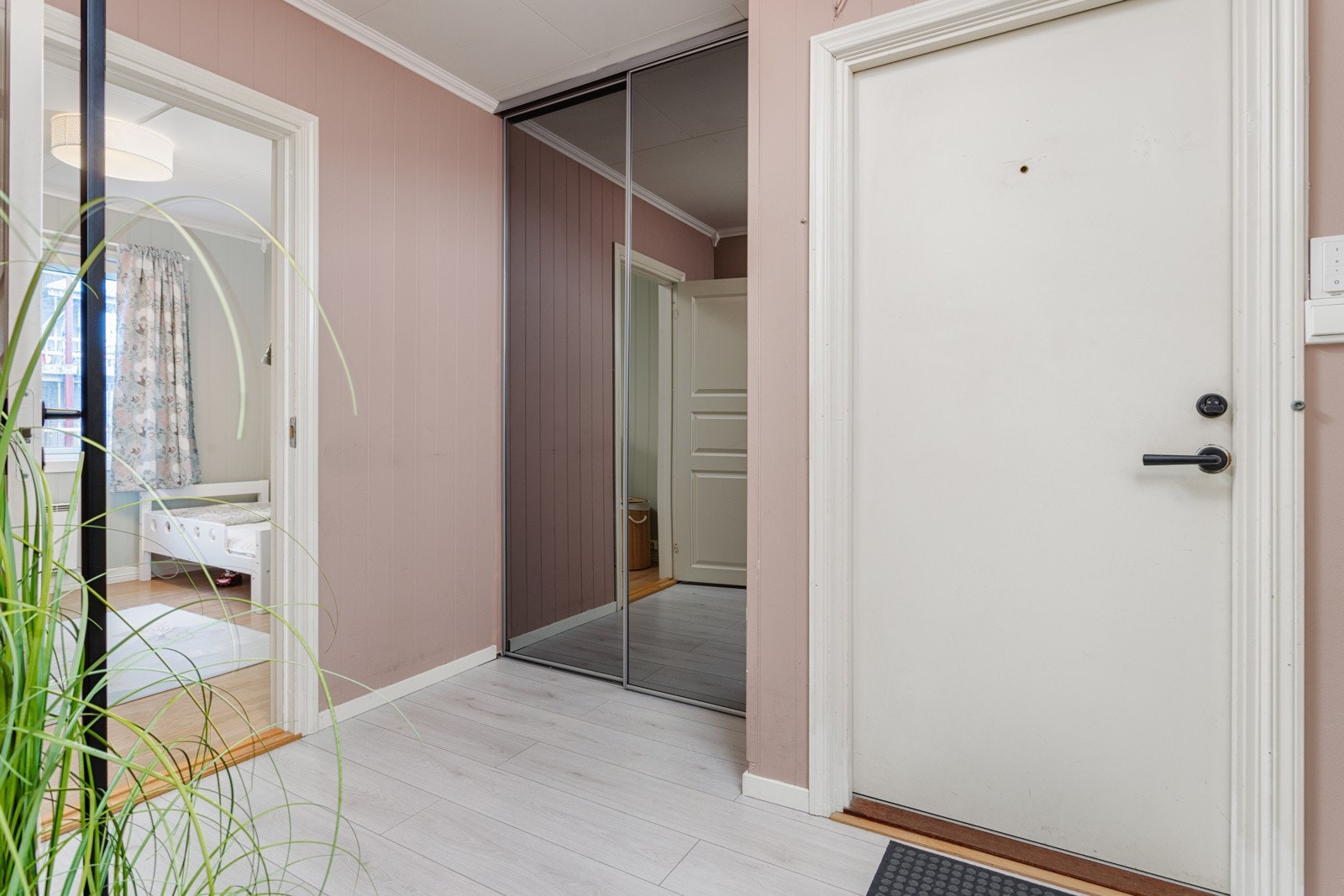 Moderne skyvedørsgarderobe som gir rommet en luftig følelse og praktisk oppbevaring av yttertøy og sko ? perfekt for en ryddig entré Galleribilde