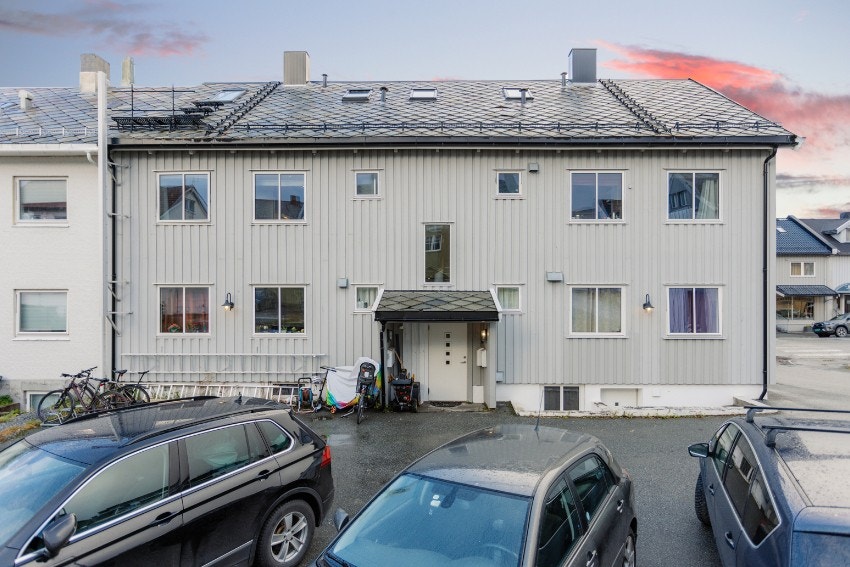 Enkel tilgang til felles parkeringsplass rett utenfor døra Galleribilde