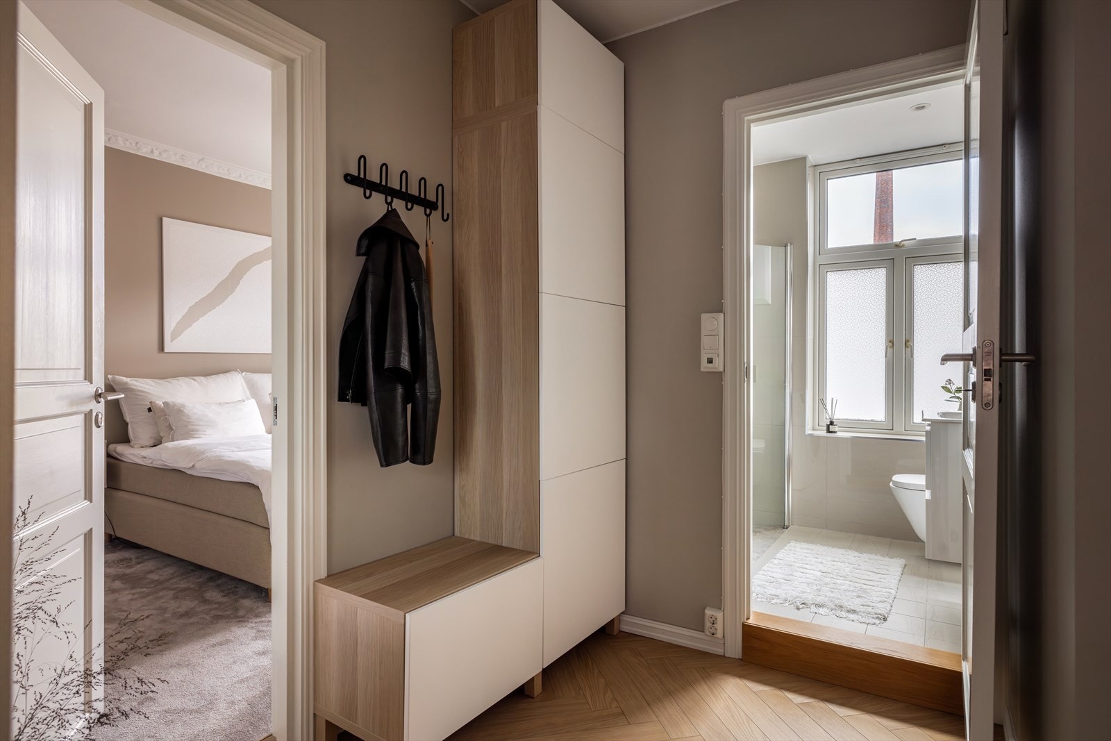 Lys og innbydende entre med oppbevaringsmuligheter. Galleribilde