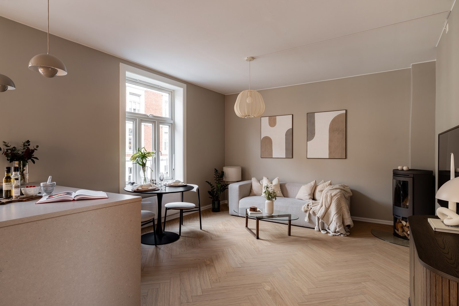 Leiligheten er gjennomgående med en god planløsning og har en populær og skjermet beliggenhet på Grünerløkka. Galleribilde