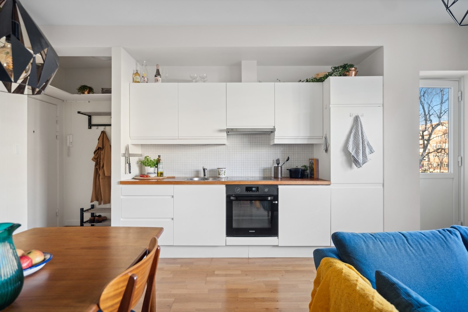Det stilrene kjøkkenet har et moderne og minimalistisk design med fokus på funksjonalitet og rikelig oppbevaringsplass. Kjøkkenet er utstyrt med integrerte hvitevarer som platetopp, stekeovn, oppvaskmaskin og kjøl-/fryseskap. Galleribilde