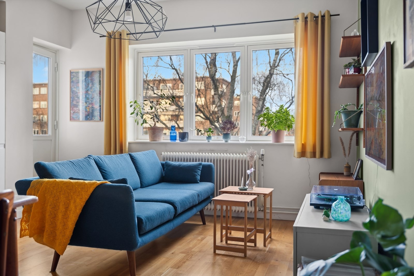 De store vinduene gir leiligheten en følelse av lys og luftighet. Galleribilde