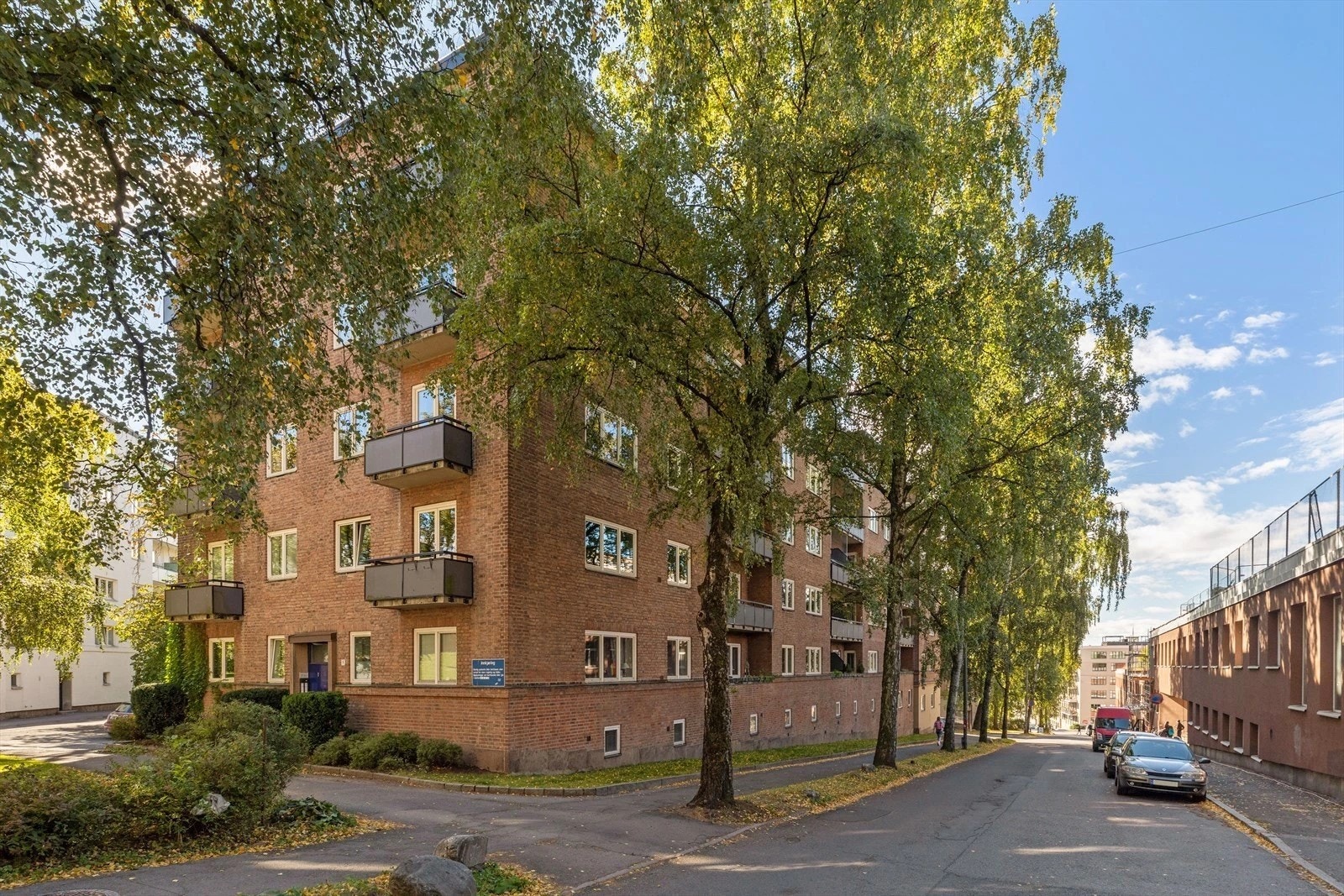 Velkommen til et fredelig og populært boligområde på Rosenhoff! Leiligheten har en sentral og rolig beliggenhet, et grønt og frodig uteområde samt kort avstand til ring 2 og 3. Galleribilde