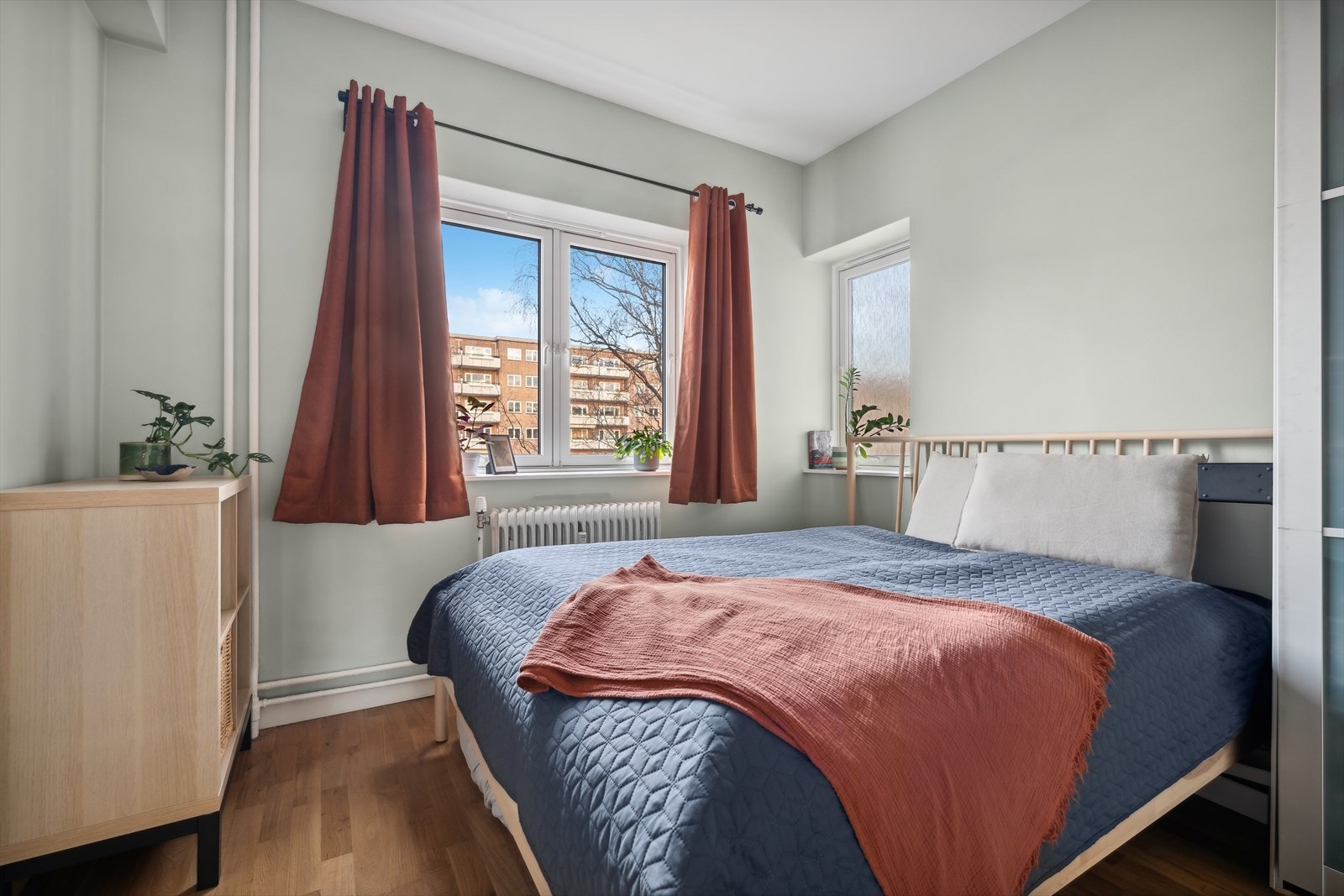 På det største soverommet er det god plass til stor dobbeltseng, sminkebord og annet soveromsinteriør. Galleribilde