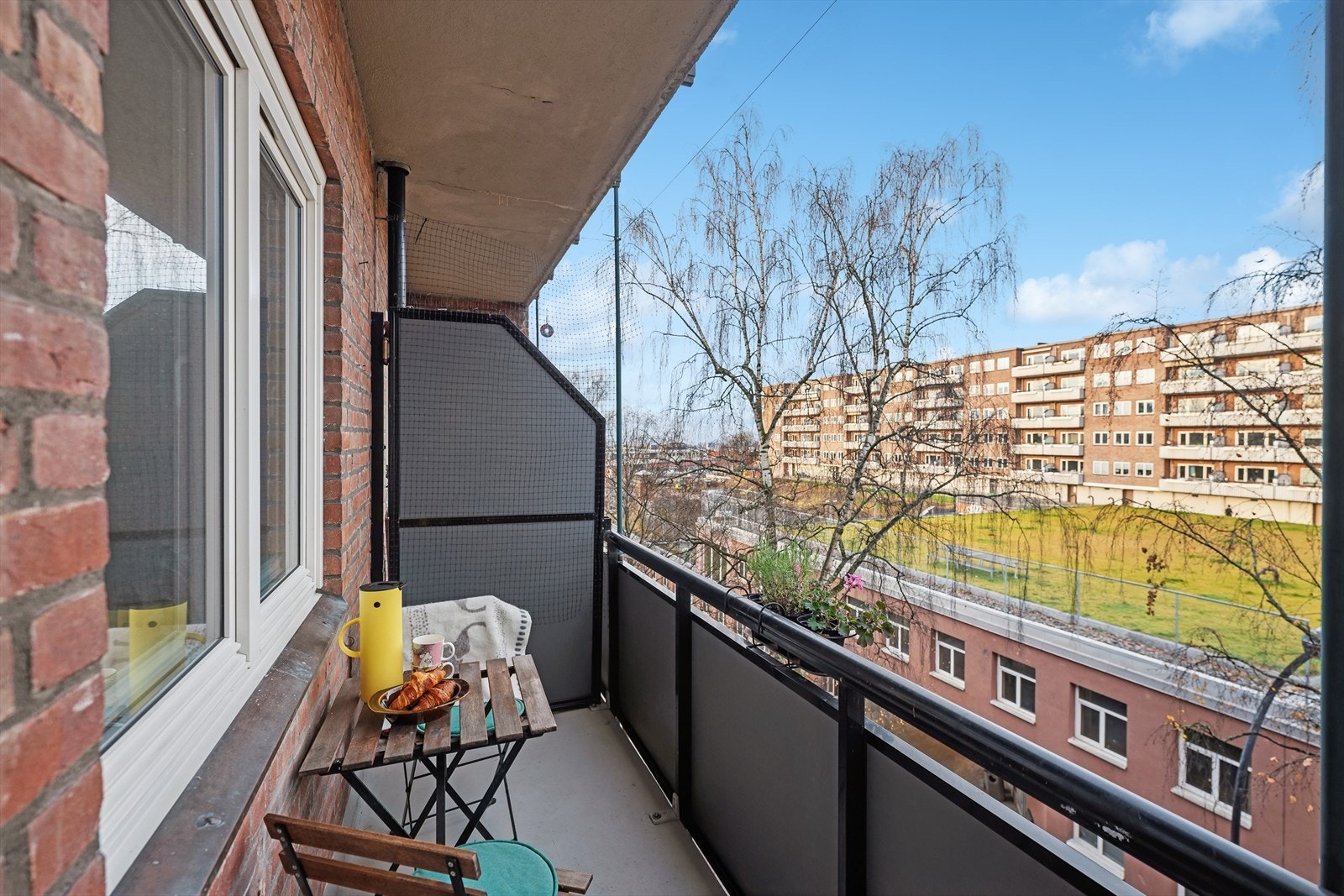 Fra stuen har du direkte utgang til en nordvestvendt balkong på 3,4 m², perfekt for å nyte ettermiddagssolen. Galleribilde