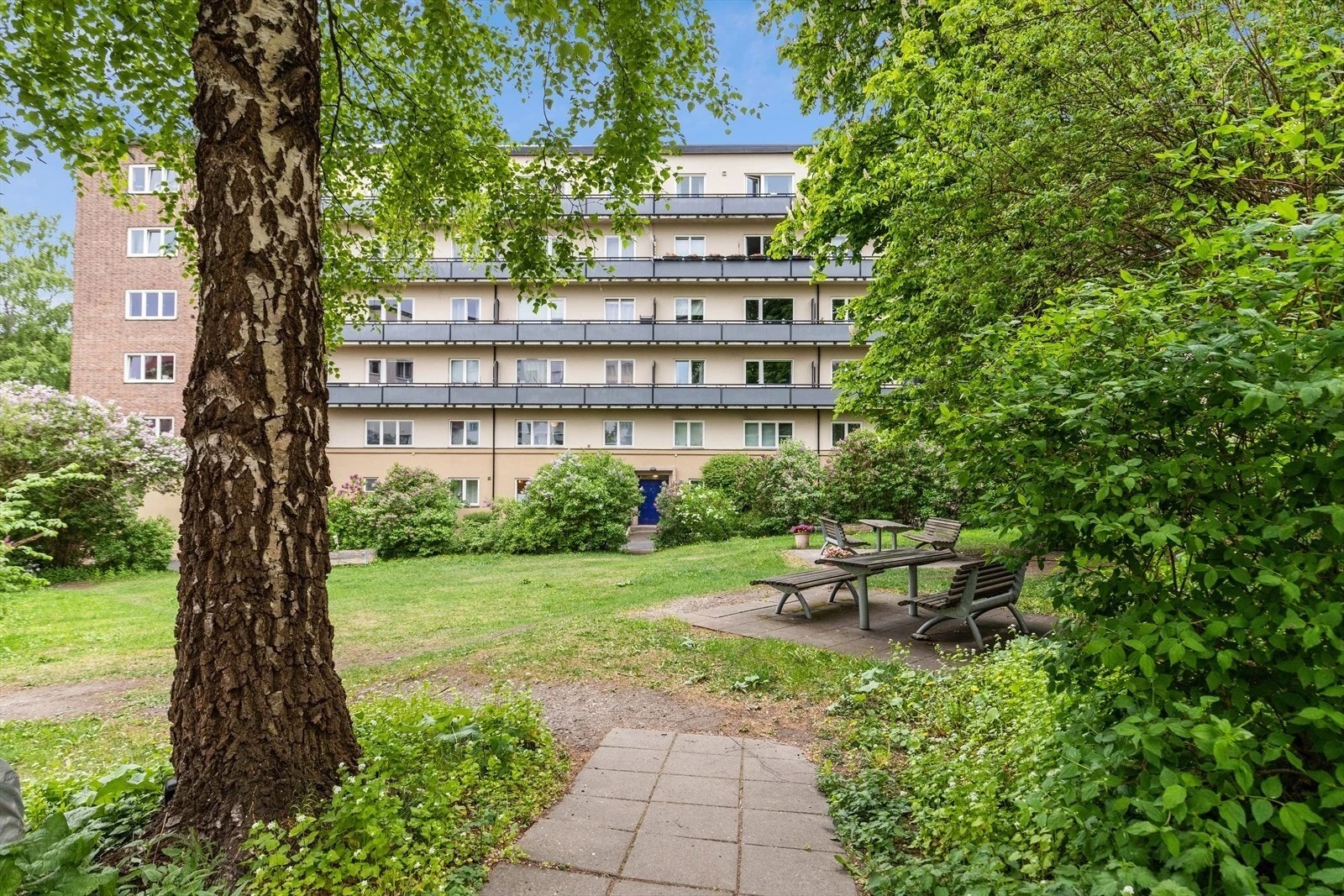 Sameiet består av 63 eierseksjoner og fremstår som trygt, godt drevet og veletablert. Bakgården er vakkert opparbeidet med sittegrupper og grønne omgivelser, perfekt for sommerens dager. Galleribilde