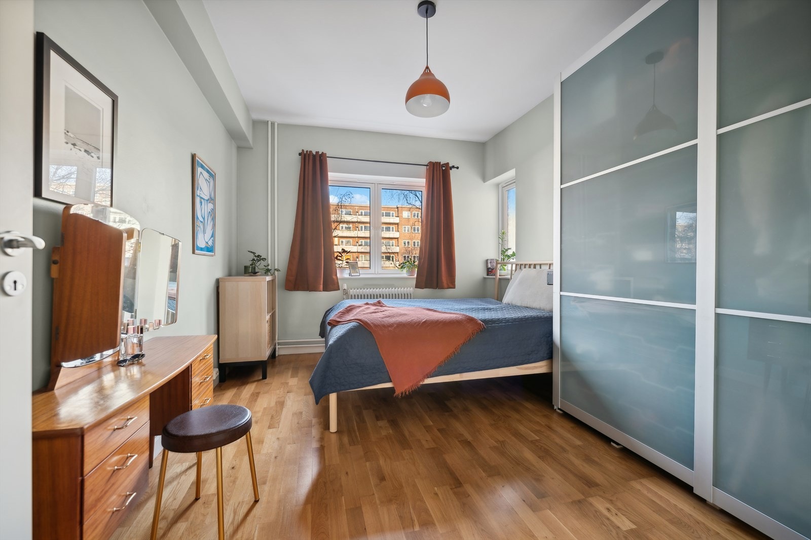 Leiligheten har to romslige soverom, der hovedsoverommet nås via mellomgangen fra stuen, som også leder til badet. Galleribilde