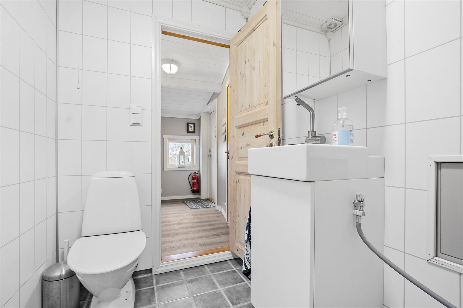 Like innenfor inngangspartiet ligger badet, som ble fornyet i 2012 Galleribilde