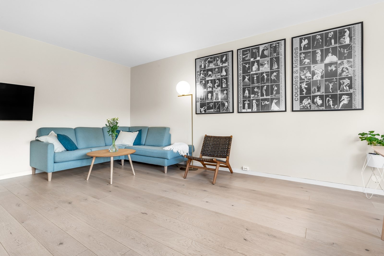 Moderne og innbydende stue med peis Galleribilde
