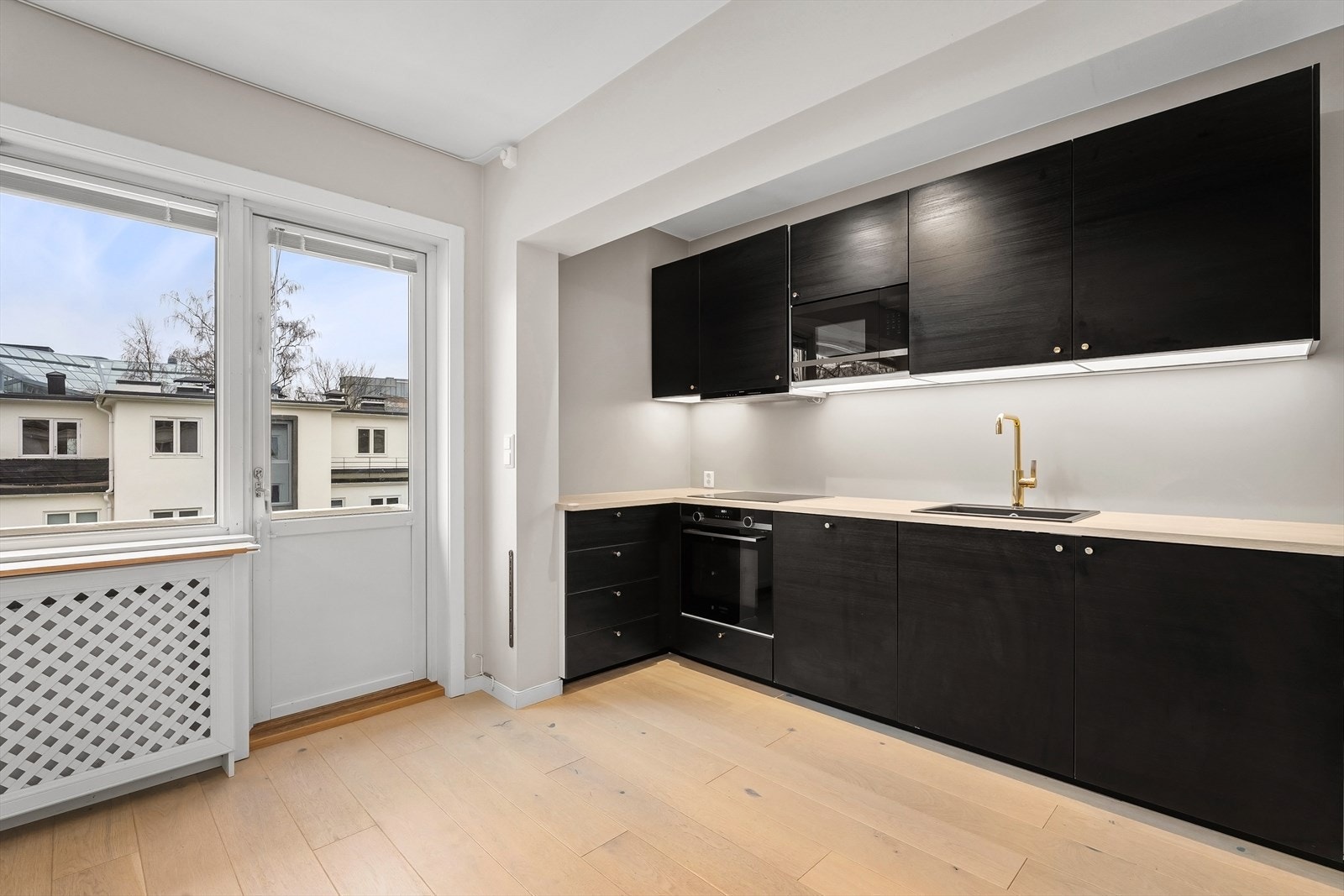 Laminat benkeplate med nedfelt kum i komposit Galleribilde