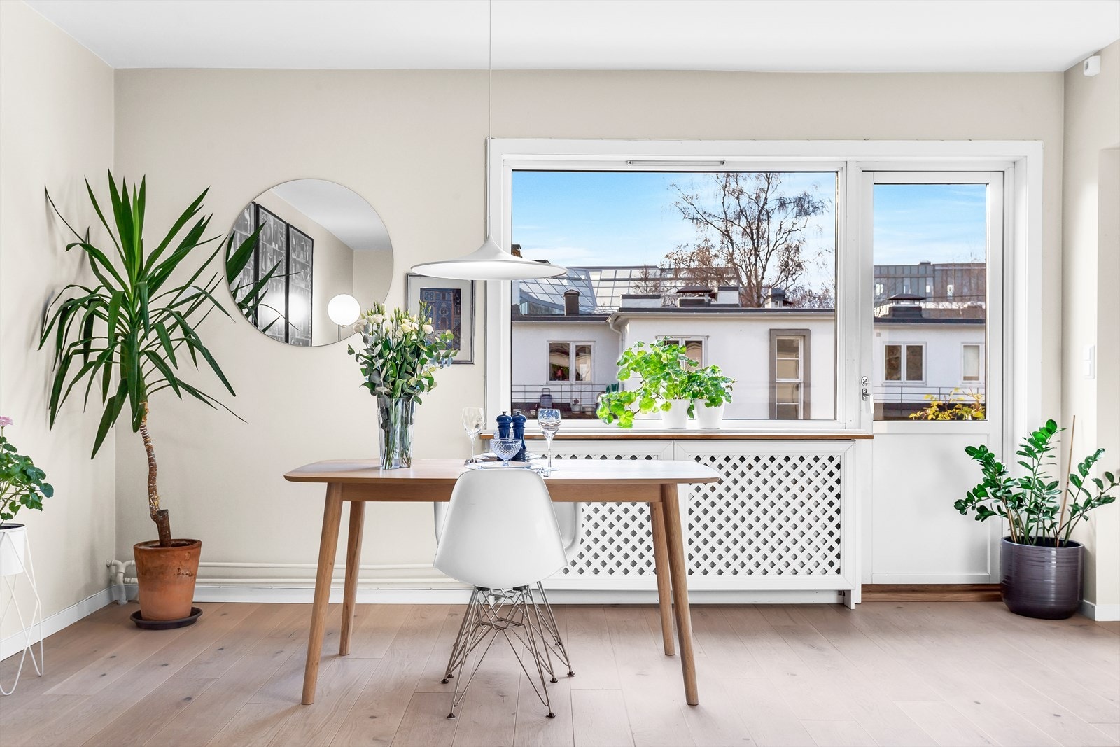Store vindusflater som slipper rikelig inn med naturlig lys Galleribilde