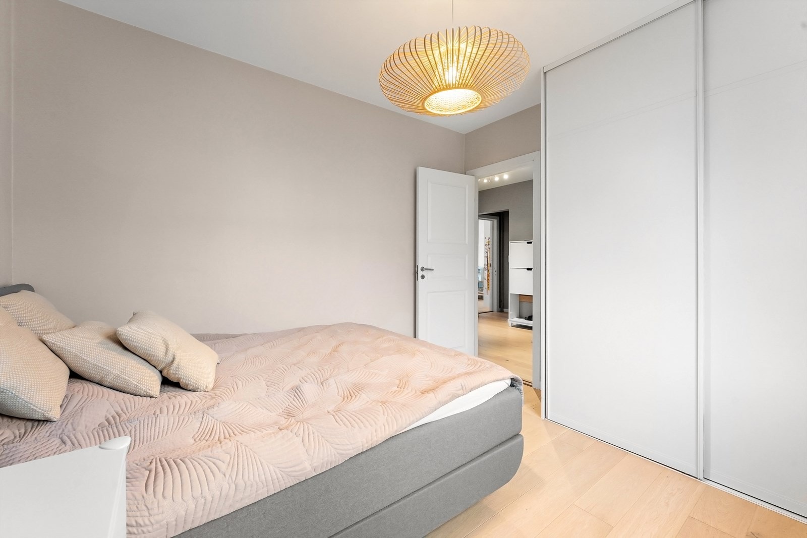 Skyvedørsgarderobe som gir godt med oppbevaringsmuligheter Galleribilde