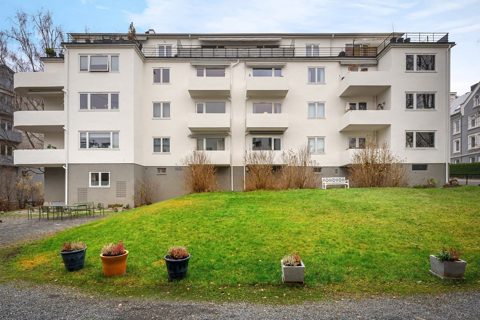 Området er kjent for en kombinasjon av rolige boliggater, klassiske villaer og lavblokker fra etterkrigstiden Galleribilde