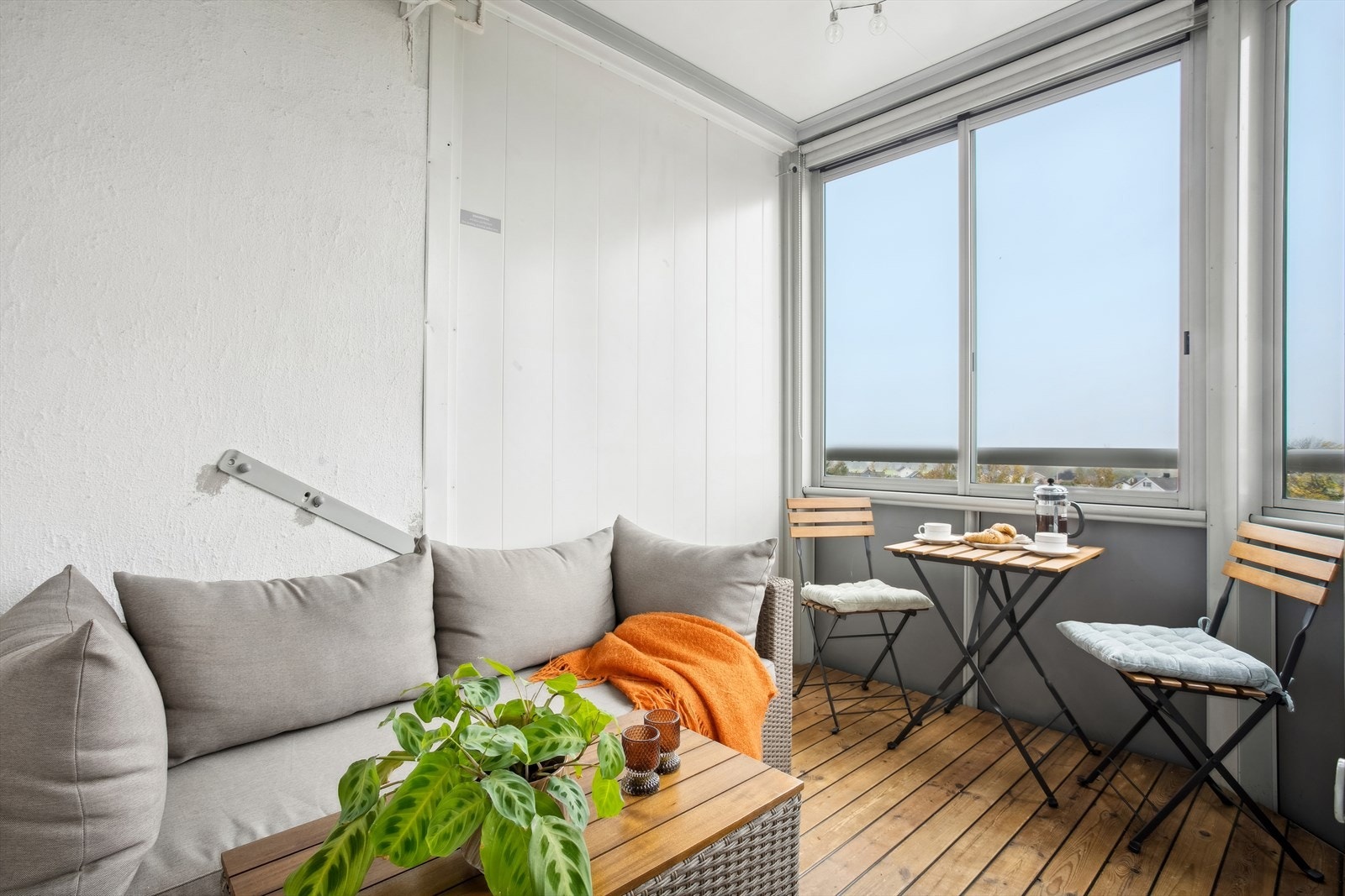 Fra stuen er det utgang til en innglasset balkong med fantastisk utsikt og optimale solforhold. Galleribilde