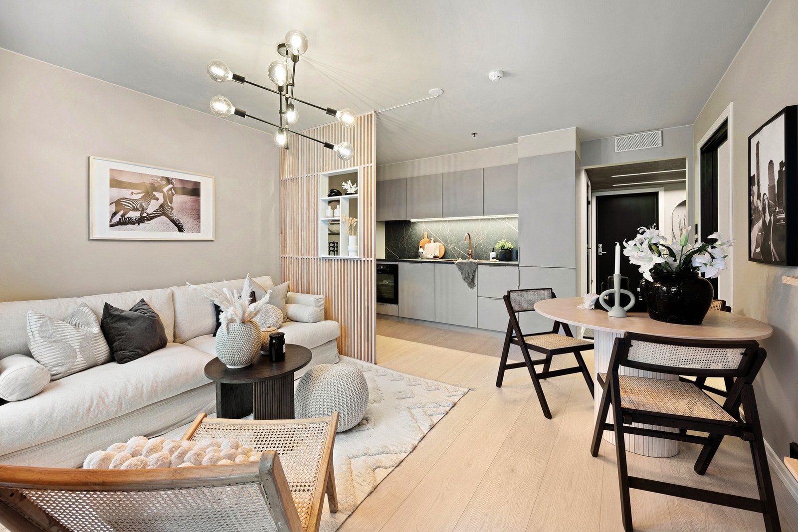 Rålekker og oppusset bolig i toppetasjen av bygget. Både overflater, bad og kjøkken er oppusset i gjennomført stil og løsninger i høy kvalitet Galleribilde