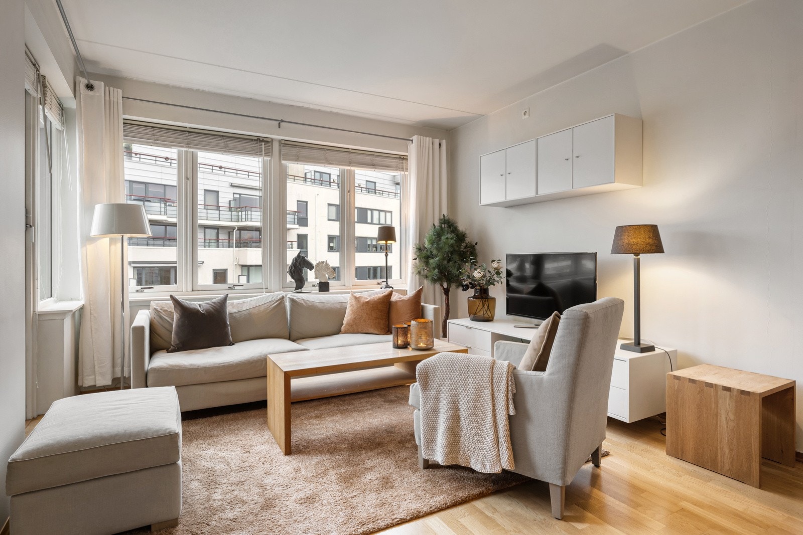 Leiligheten byr på en svært ideell og smart planløsning. Leiligheten passer ypperlig for deg som vil bo svært sentralt samt rolig til med et mangfold av servicetilbud utenfor dørstokken. Galleribilde